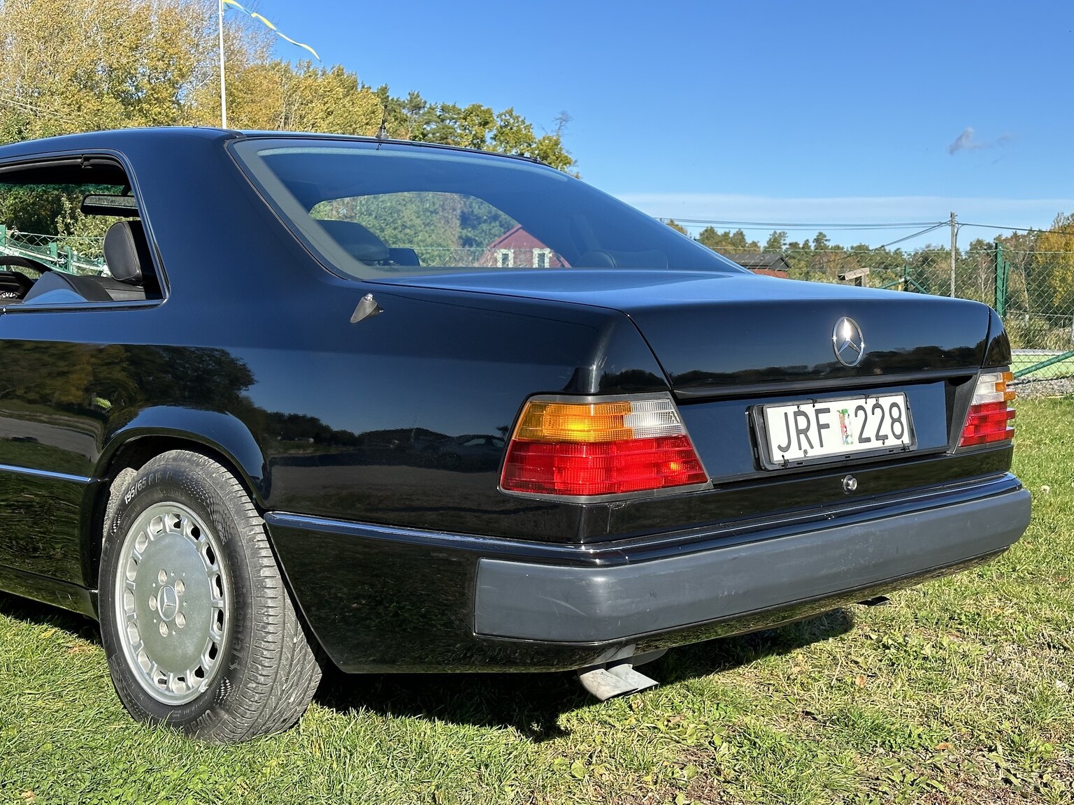 Exteriörbild på 1990 Mercedes-Benz 300 CE 24V