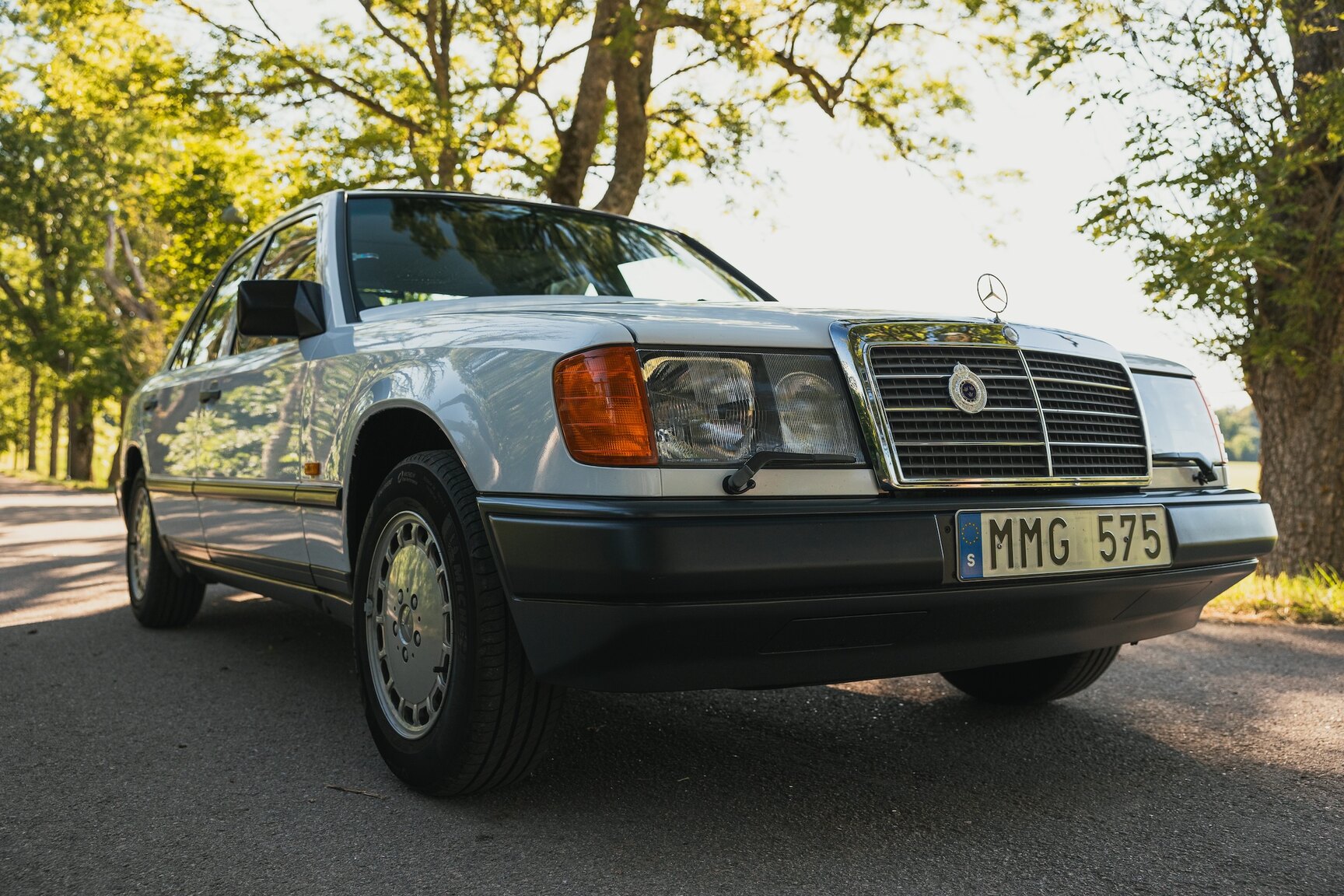 Exterior image of 1987 Mercedes-Benz 230E (27)