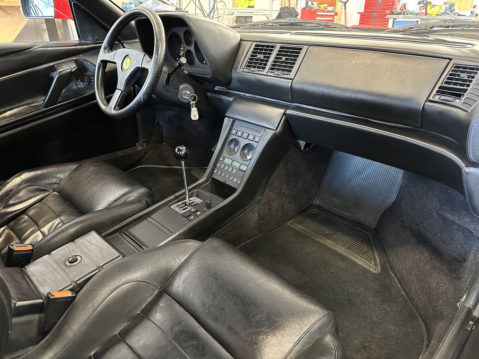 Innenraumfoto von 1990 Ferrari 348 (30)