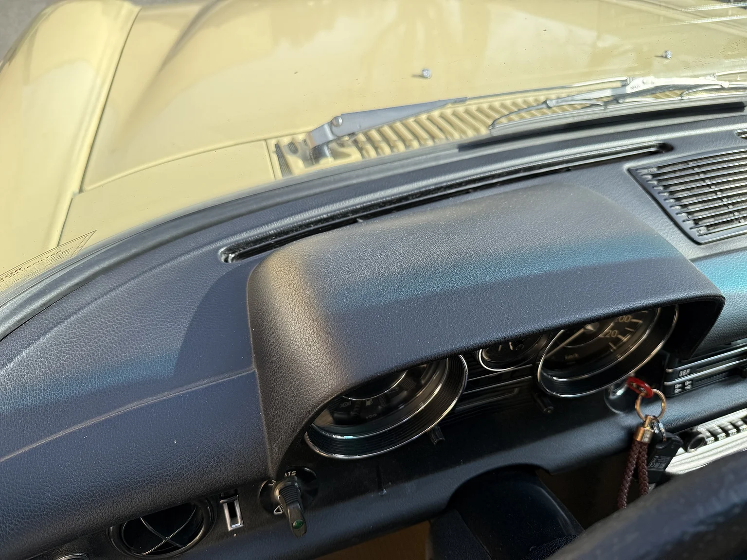 Innenraumfoto von 1974 Mercedes-Benz 230 Automatic (103)