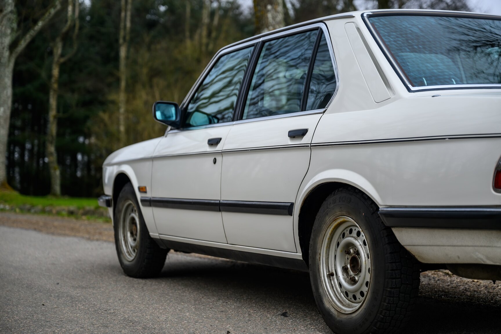 Exterior image of 1986 BMW 520i