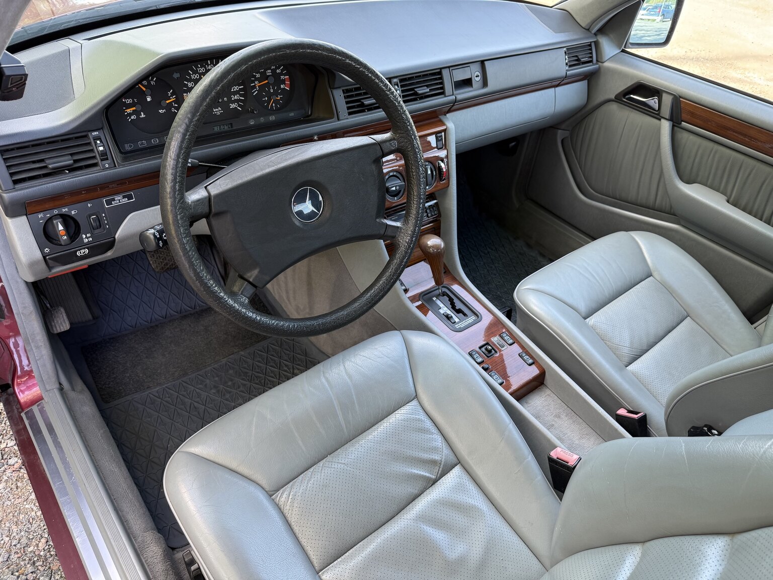 Interiörbild 1991 Mercedes-Benz 300 E-24