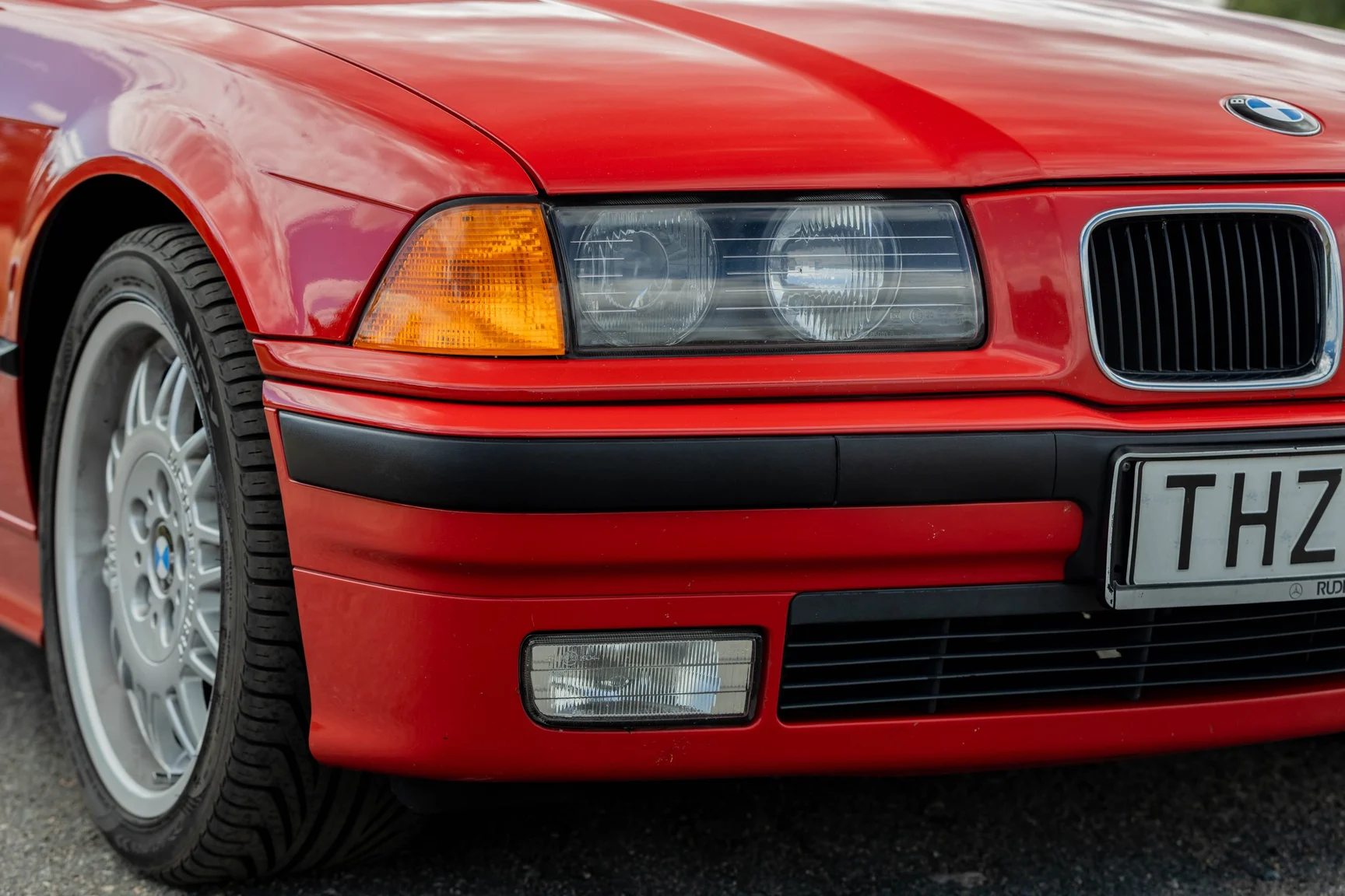 Exterior image of 1994 BMW 325i Convertible (9)