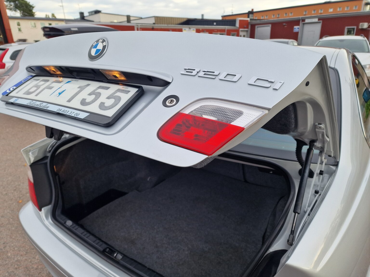 Exteriörbild på 2002 BMW 320Ci