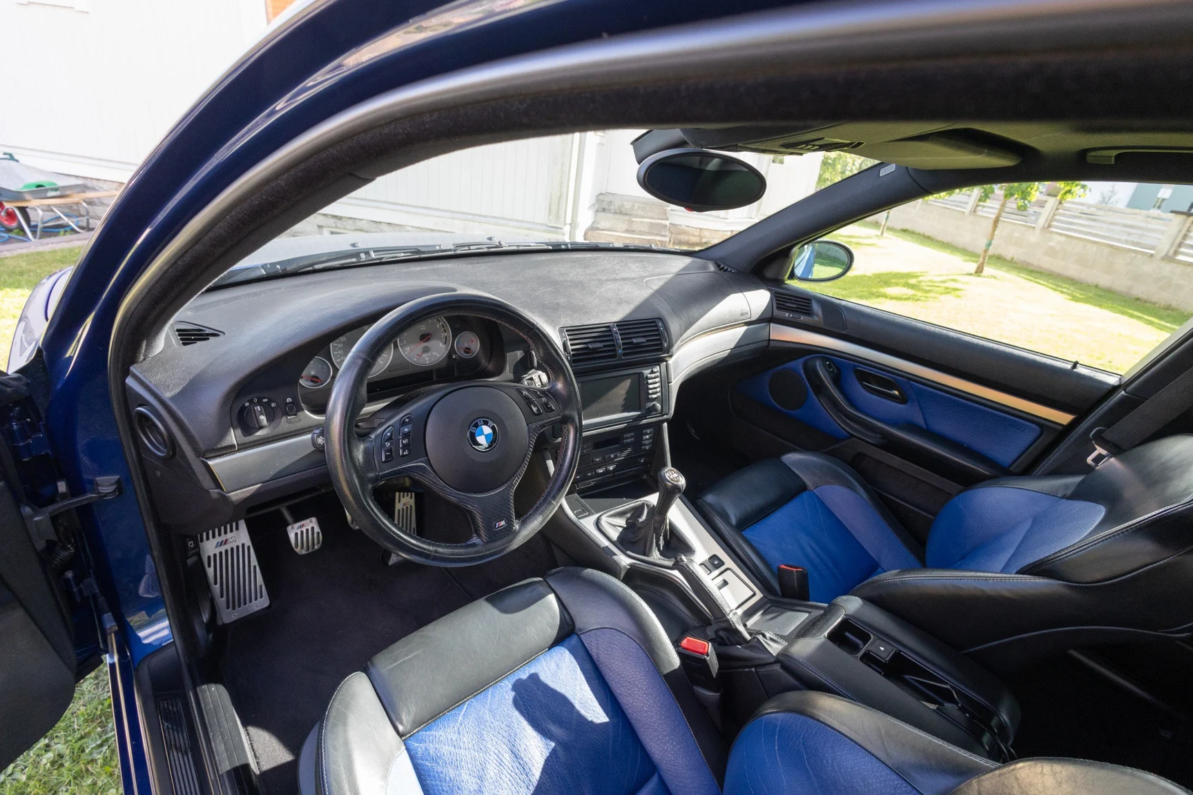 Interior image of 2002 BMW M5 E39 (1)