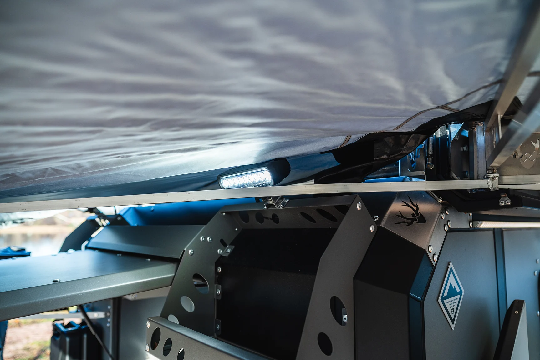 Exterior image of 2025 Northea Trailer Expedition Crawler 458i Offgrid-Camper (67)