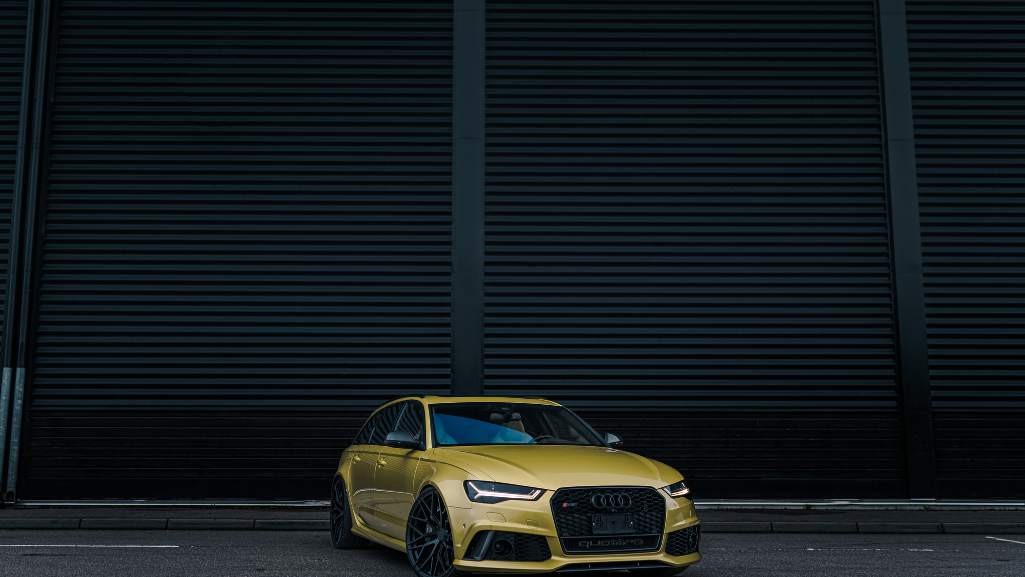 Exterior image of 2016 Audi RS6 Avant Exclusive (46)