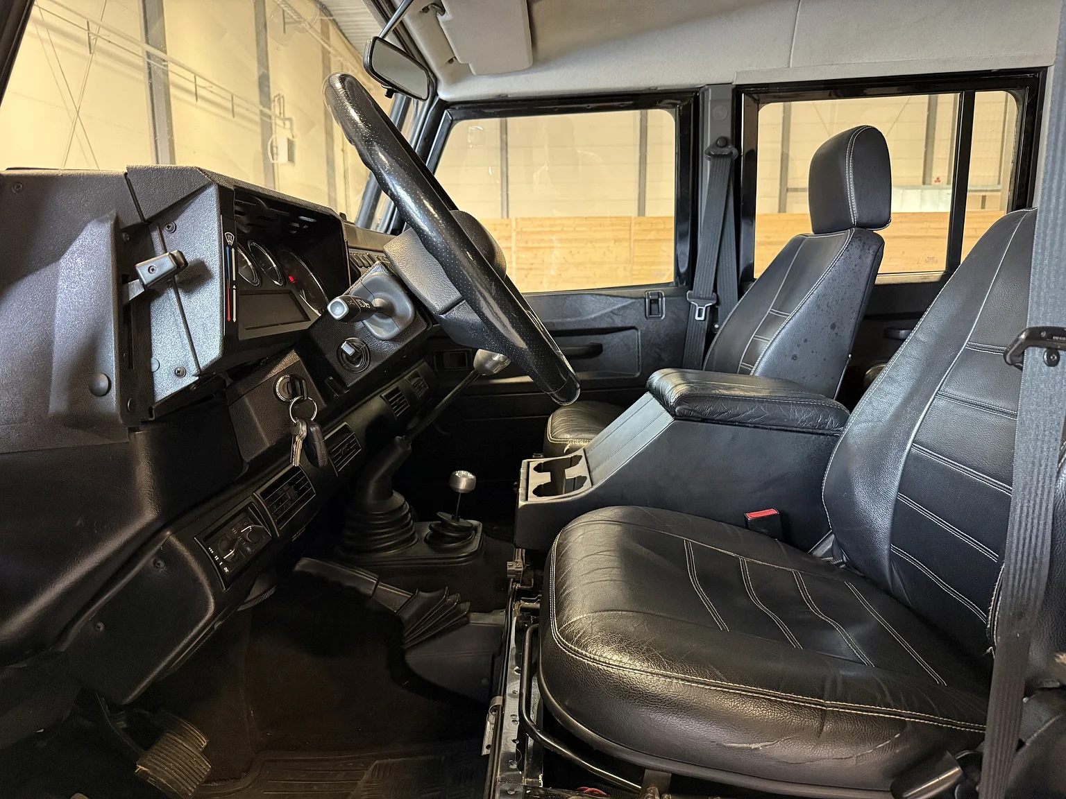 Innenraumfoto von 2000 Land Rover Defender 110 Tomb Raider (3)