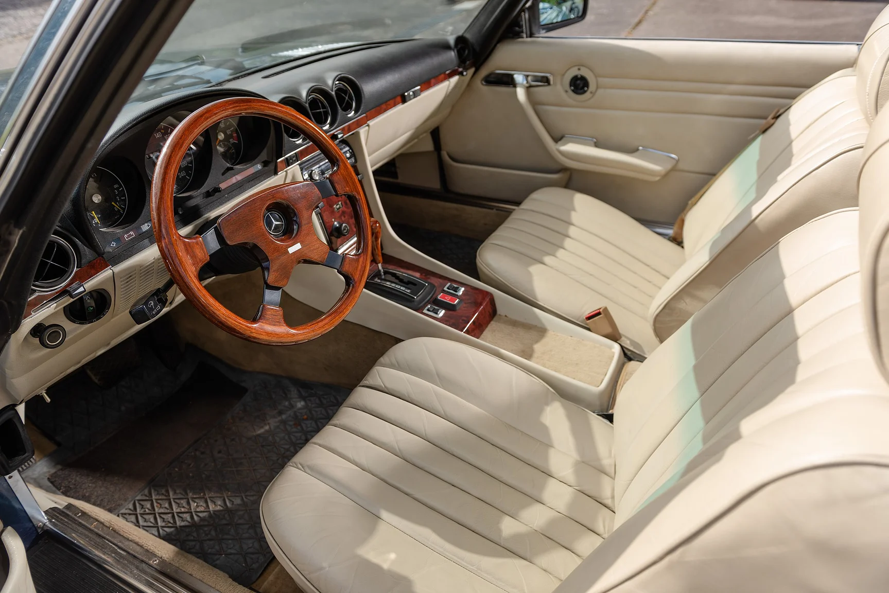 Interior image of 1975 Mercedes Benz 350 SL Cabriolet  (1)