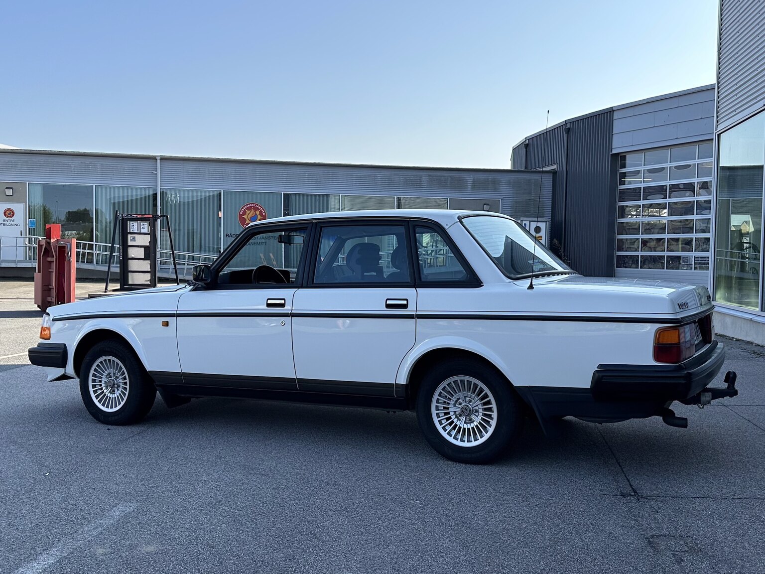 Exterior image of 1991 Volvo 240 GLT