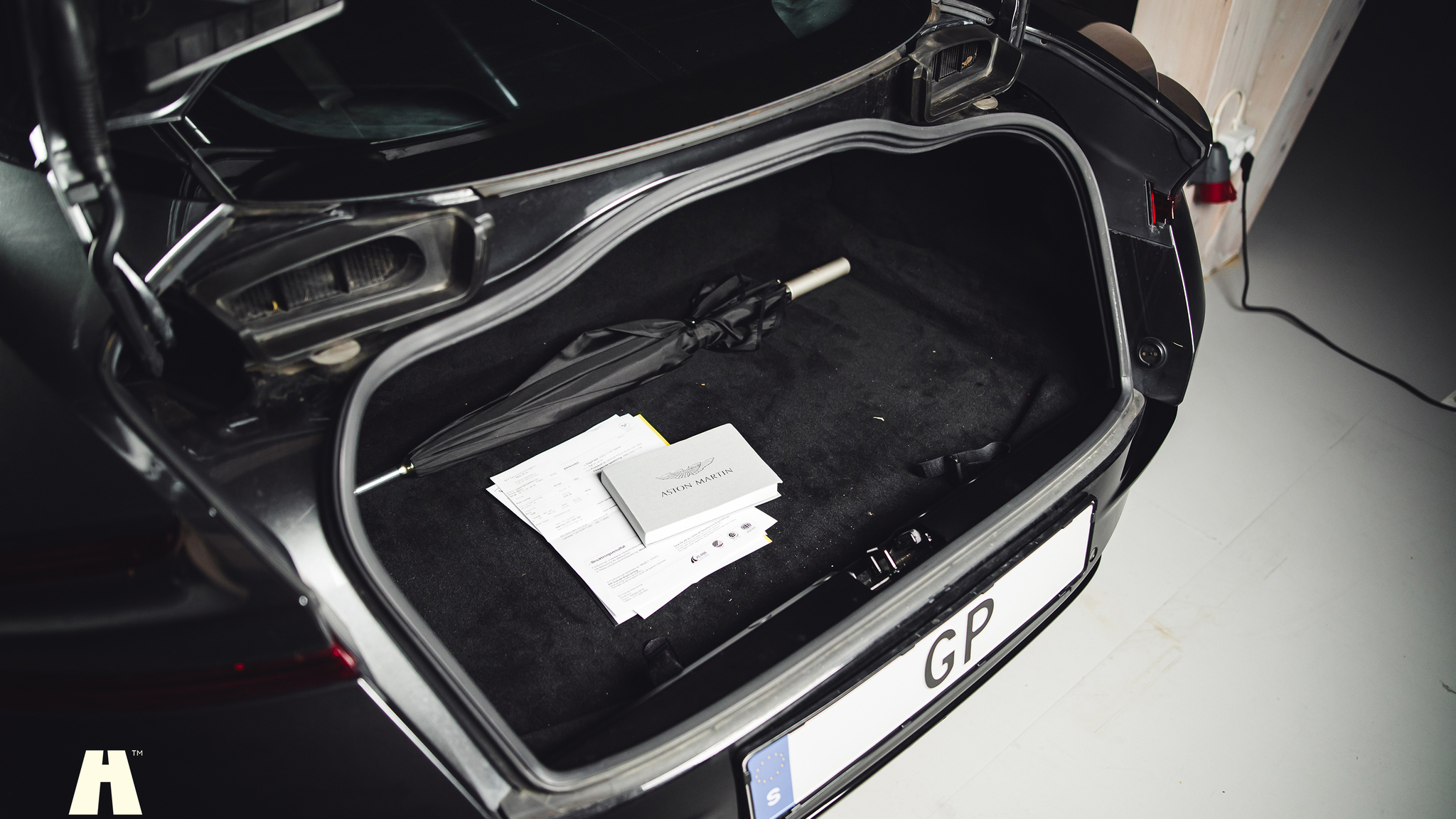 Innenraumfoto von 2019 Aston Martin DB11 AMR (60)