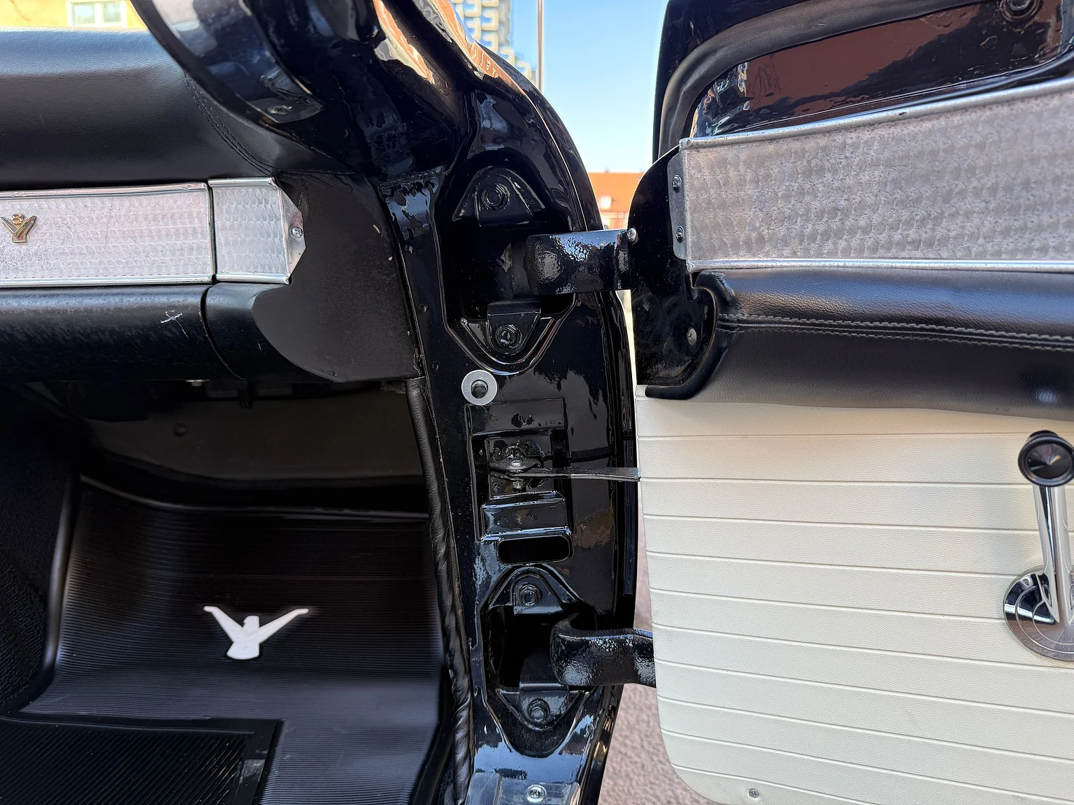 Interior image of 1955 Ford Thunderbird (39)