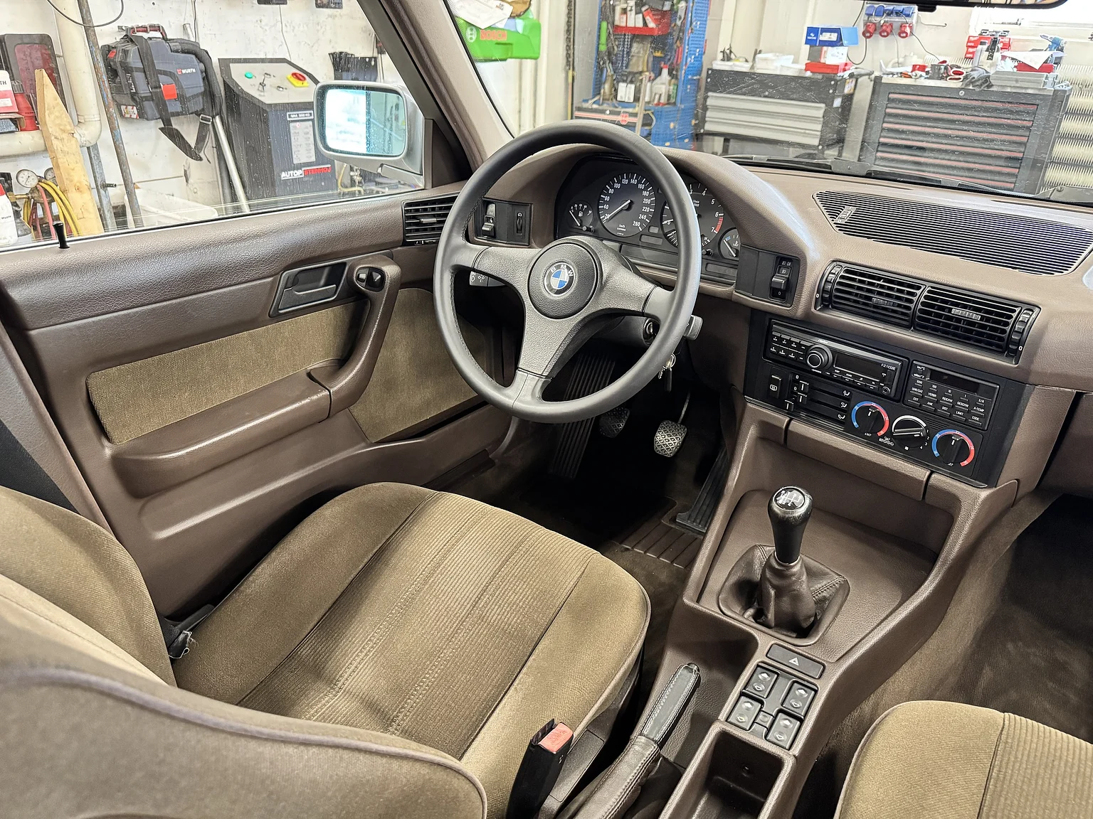 Interior image of 1988 BMW 535i - NO RESERVE (3)