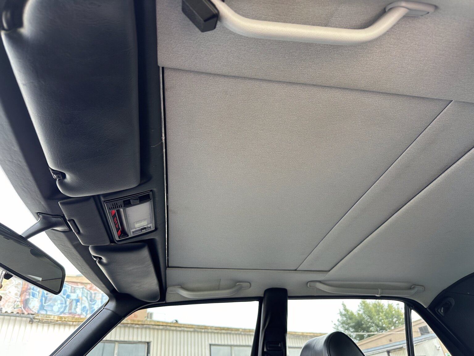 Interior image of 1987 Mercedes 300 SE (10)