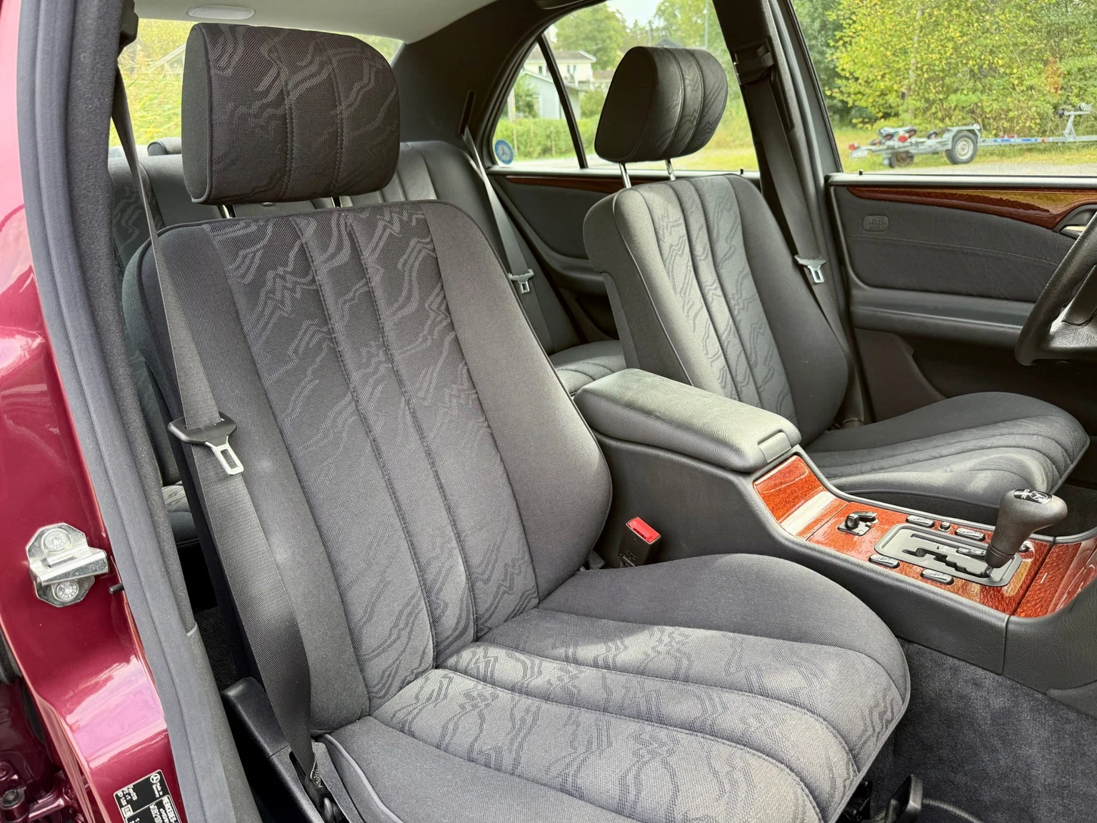 Interior image of 1997 Mercedes-Benz E 290 TD (79)