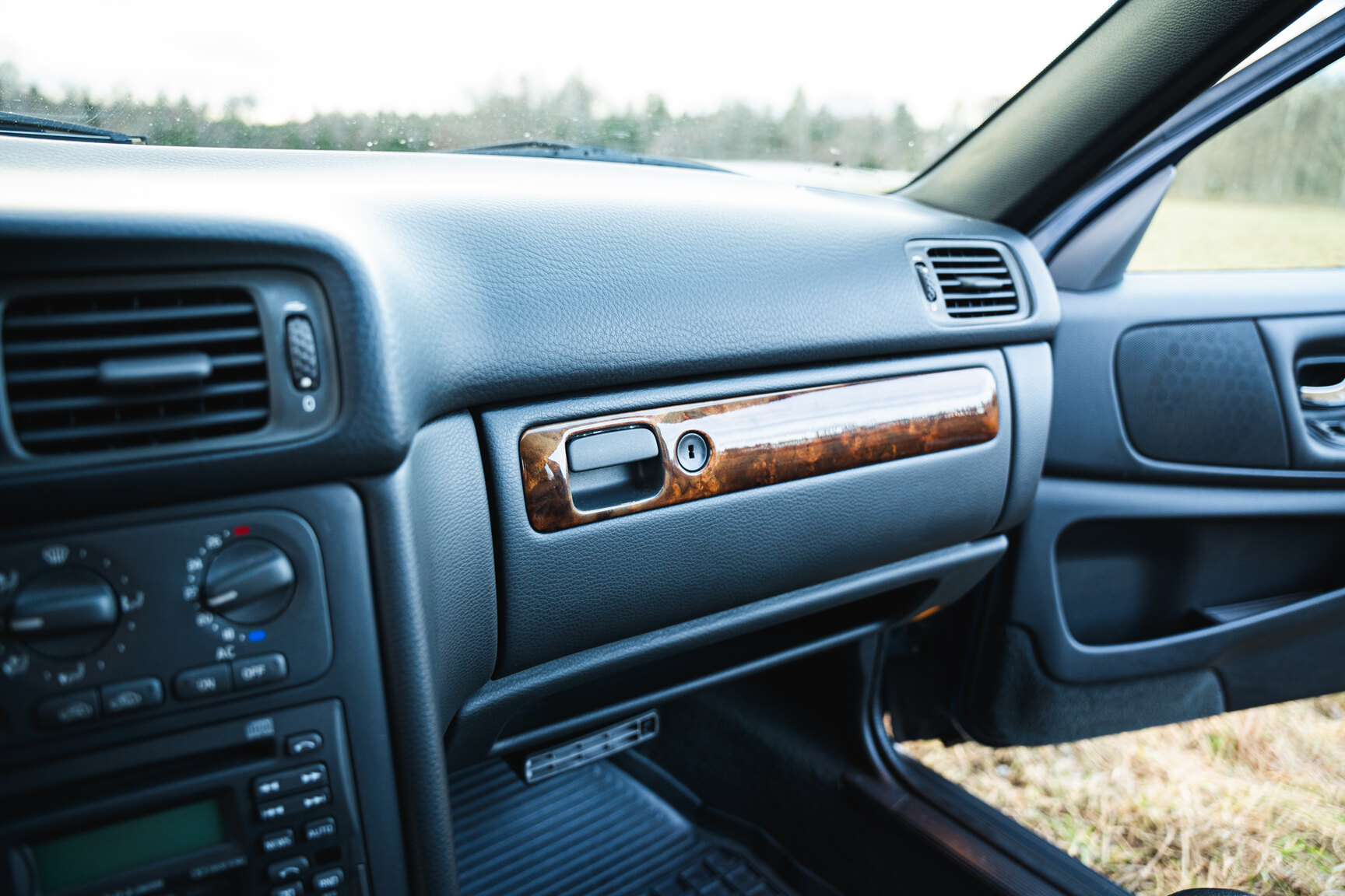 Interior image of 2000 Volvo V70 XC