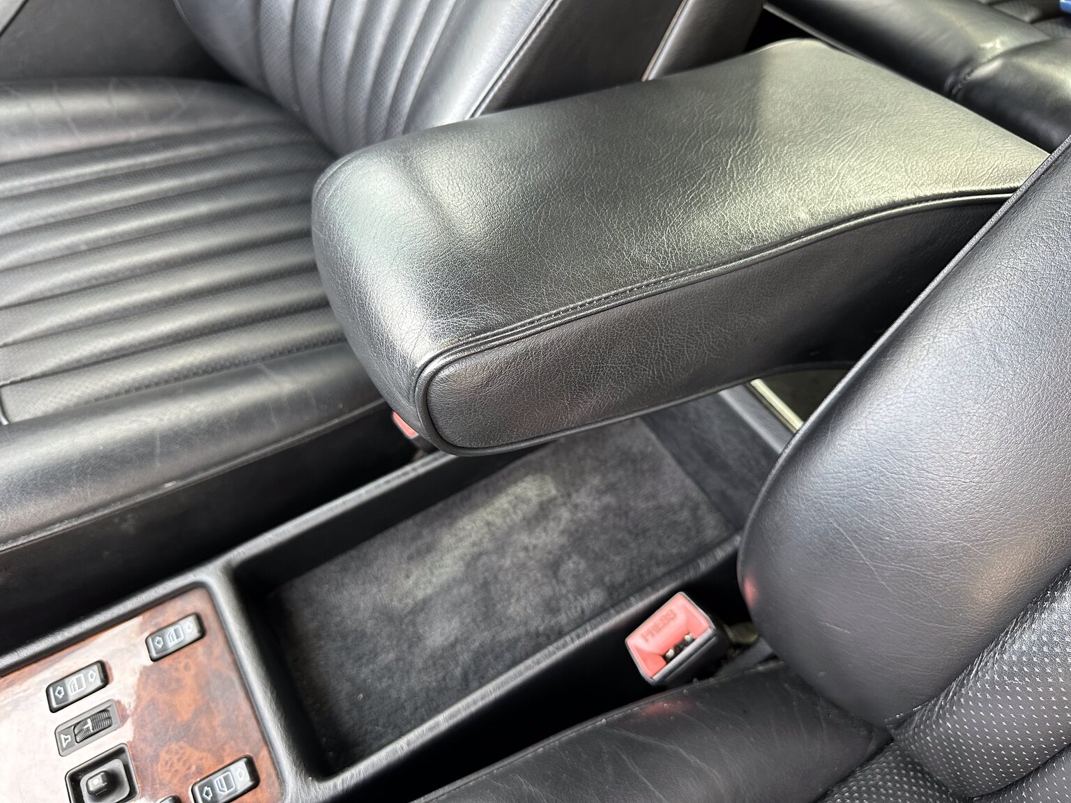 Interior image of 1987 Mercedes 300 SE (23)