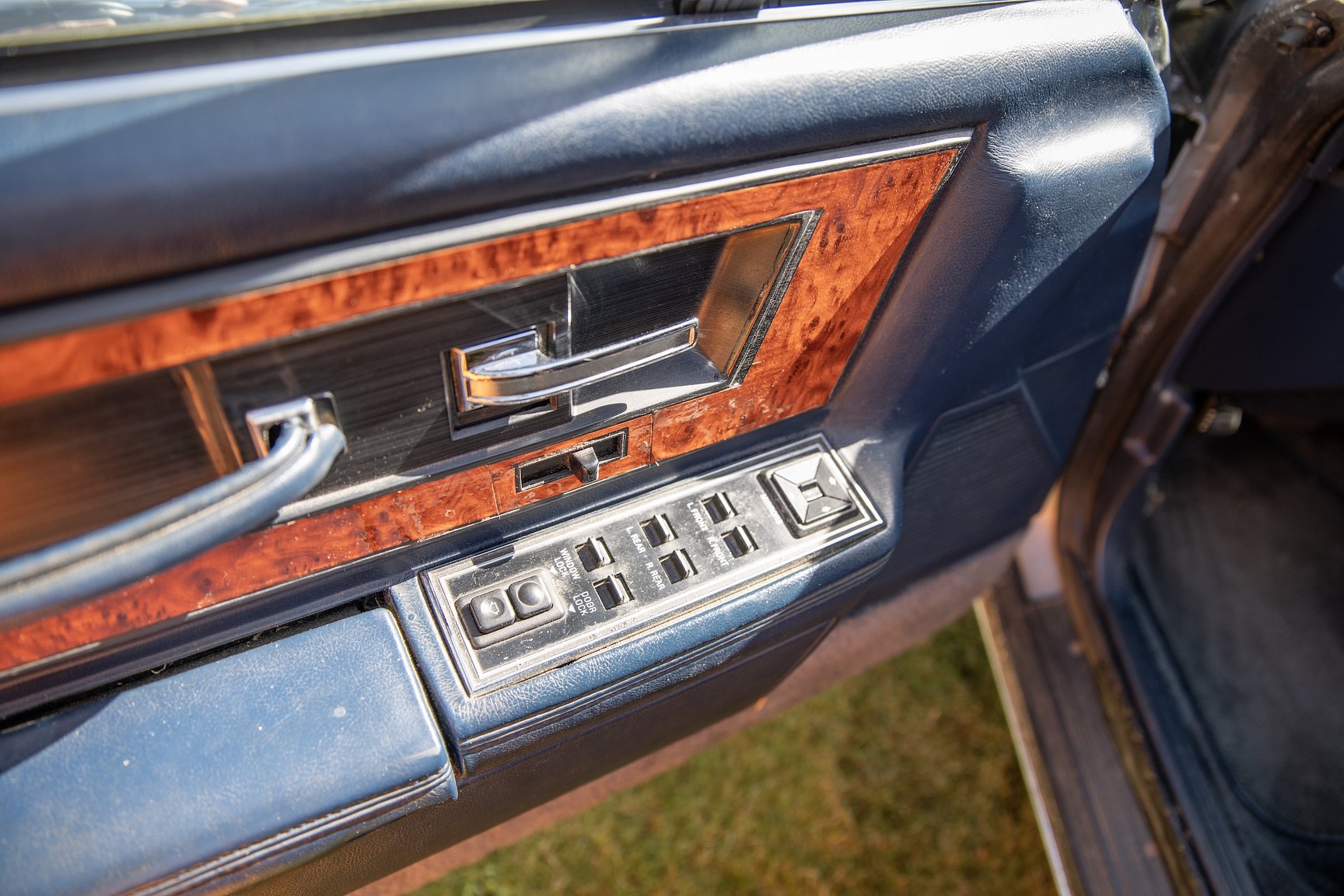 Interior image of 1985 Lincoln Continental 5.0 V8 EFI