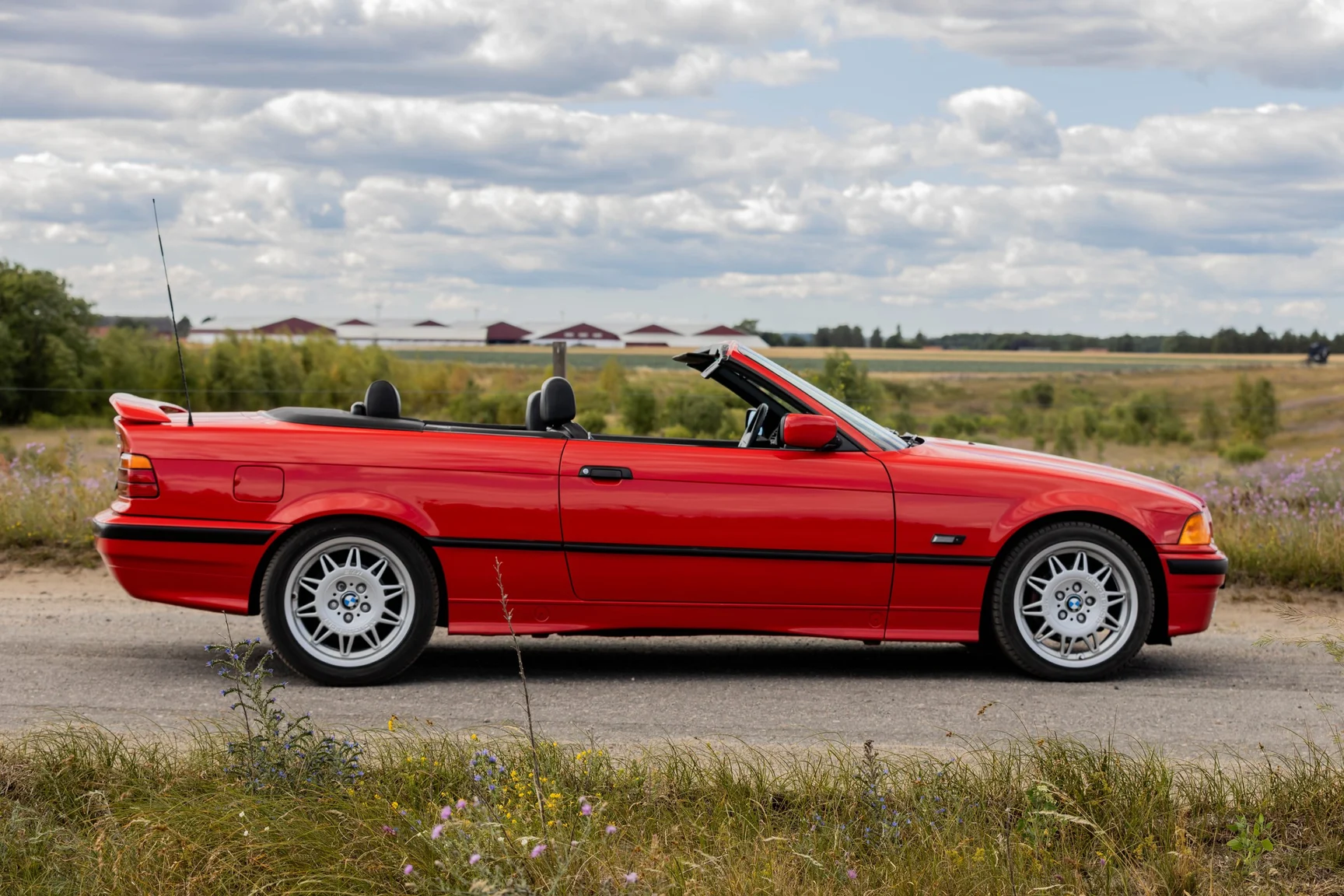 Exteriörbild på 1994 BMW 325i Convertible (2)