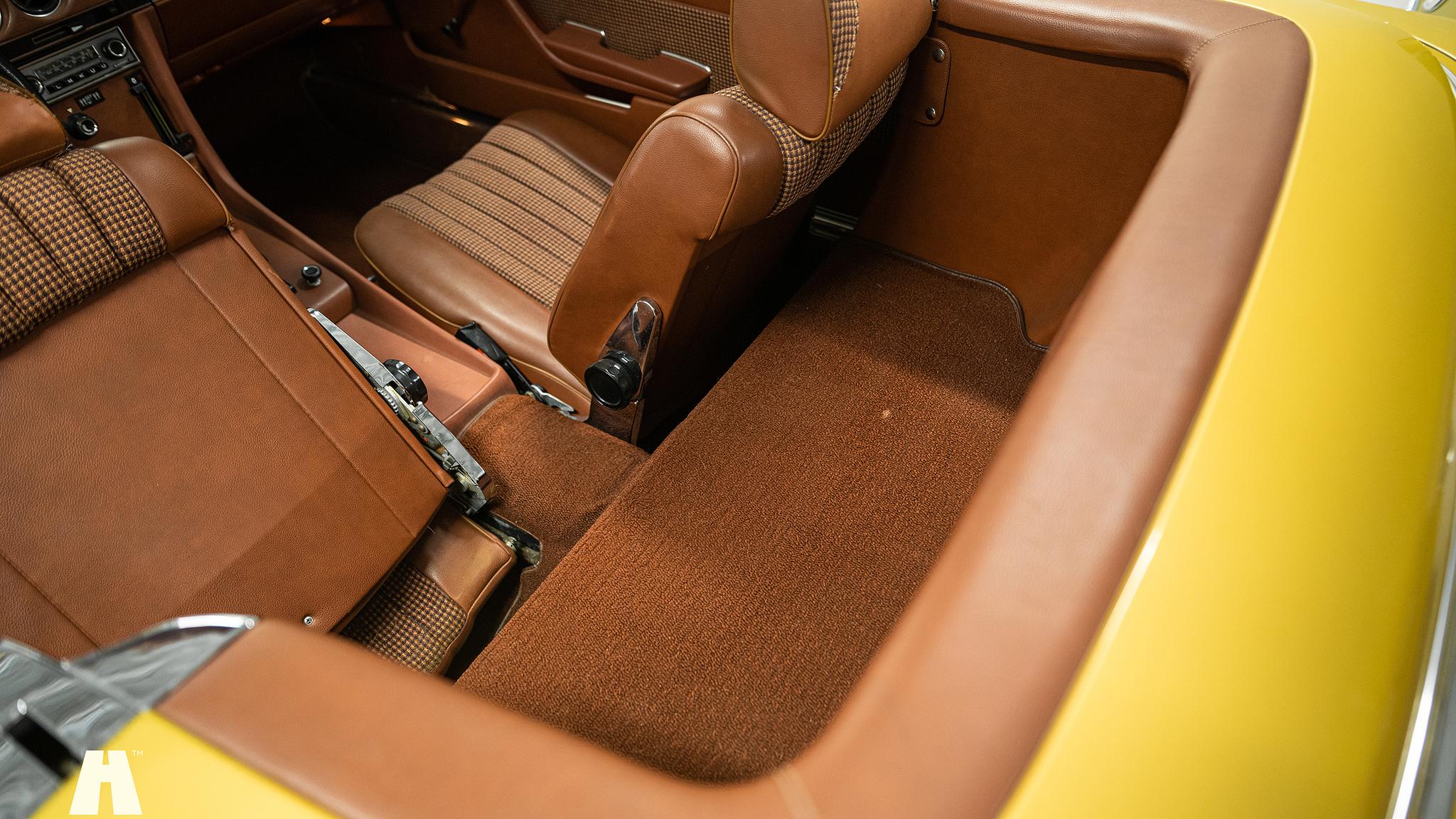 Interiörbild 1975 Mercedes SL 350