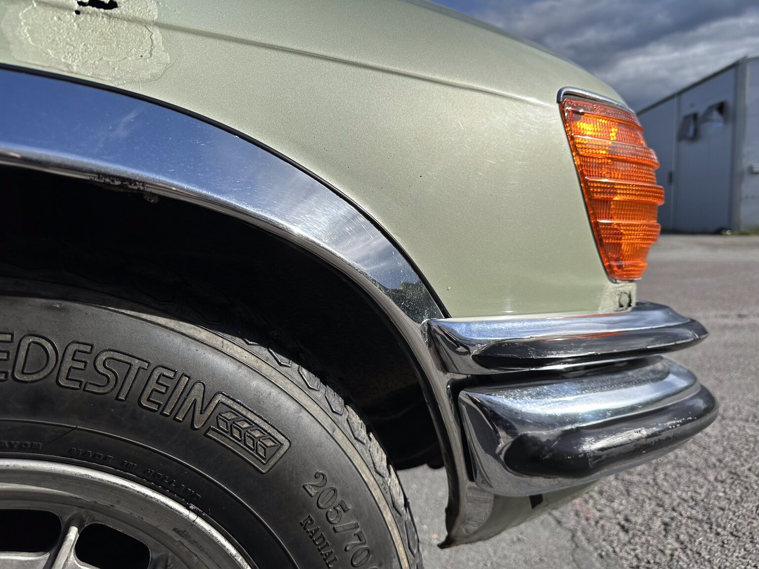 Exterior image of 1975 Mercedes Benz 450 SEL (57)