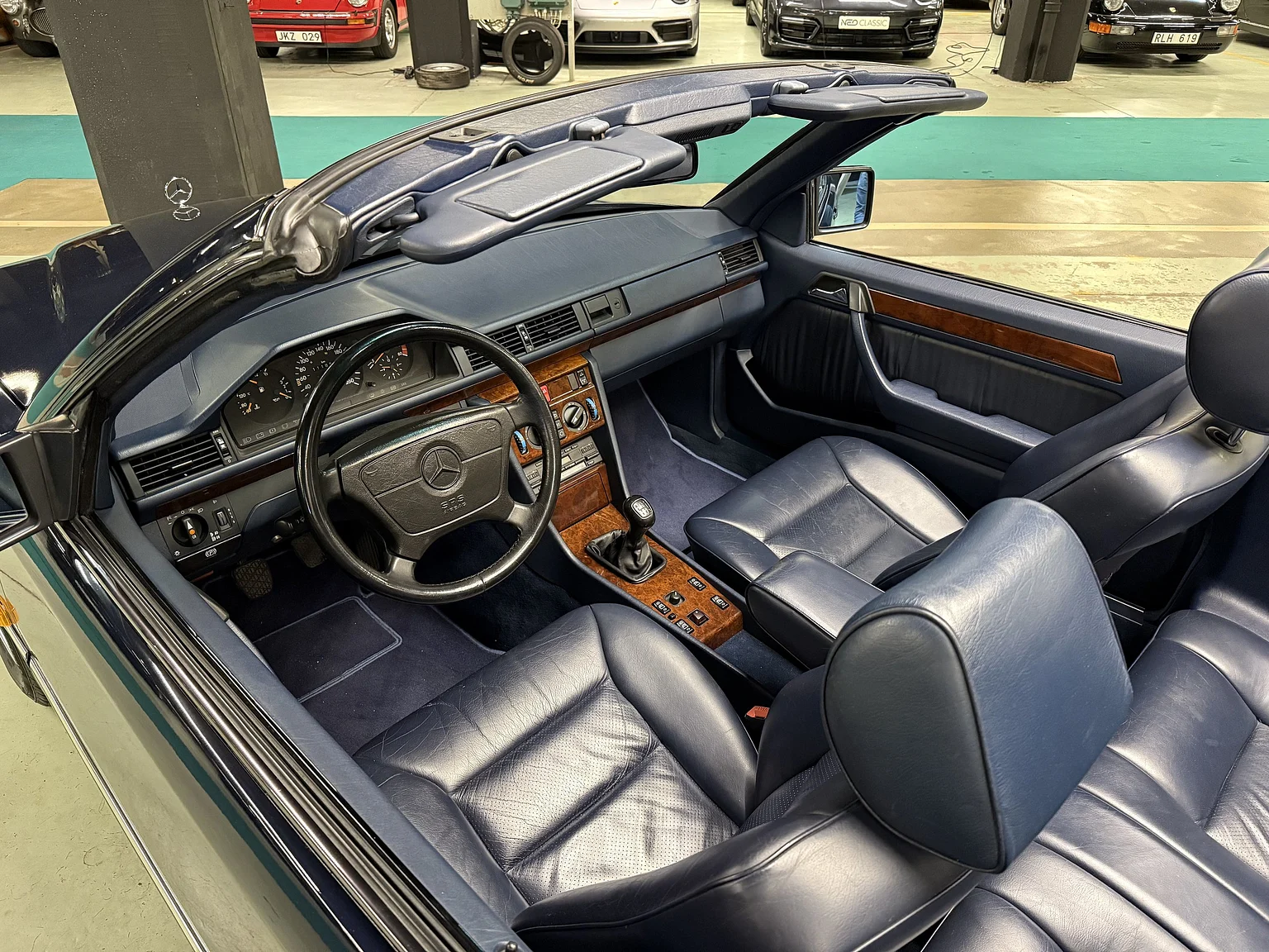 Interiörbild 1993 Mercedes-Benz 300 CE-24 Cabriolet (1)