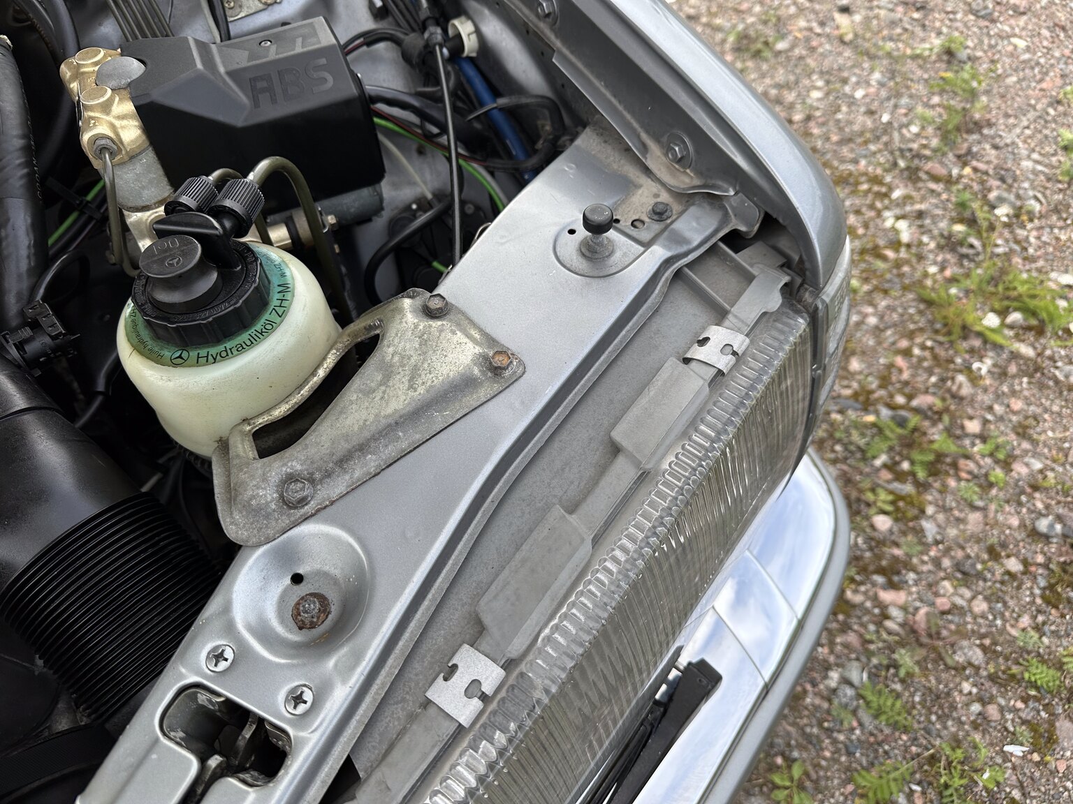 Image of 1987 Mercedes 300 SE mechanics