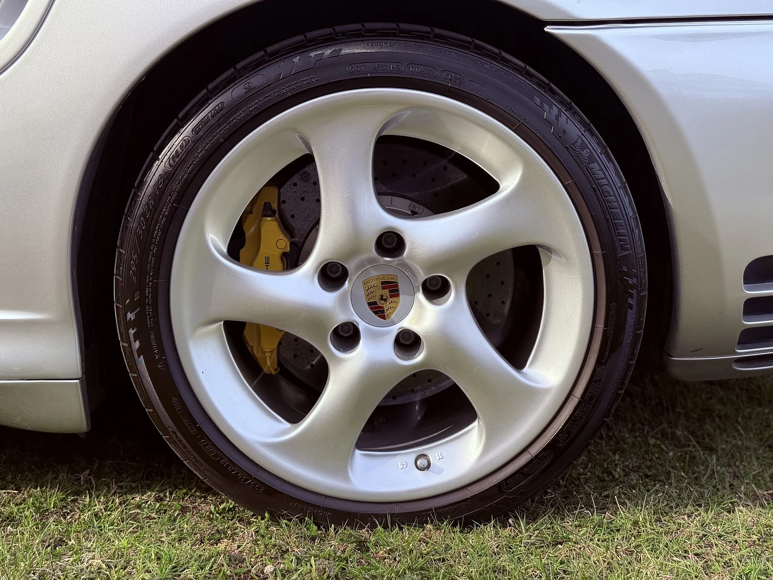 Exteriörbild på 2005 Porsche 996 Turbo S (28)