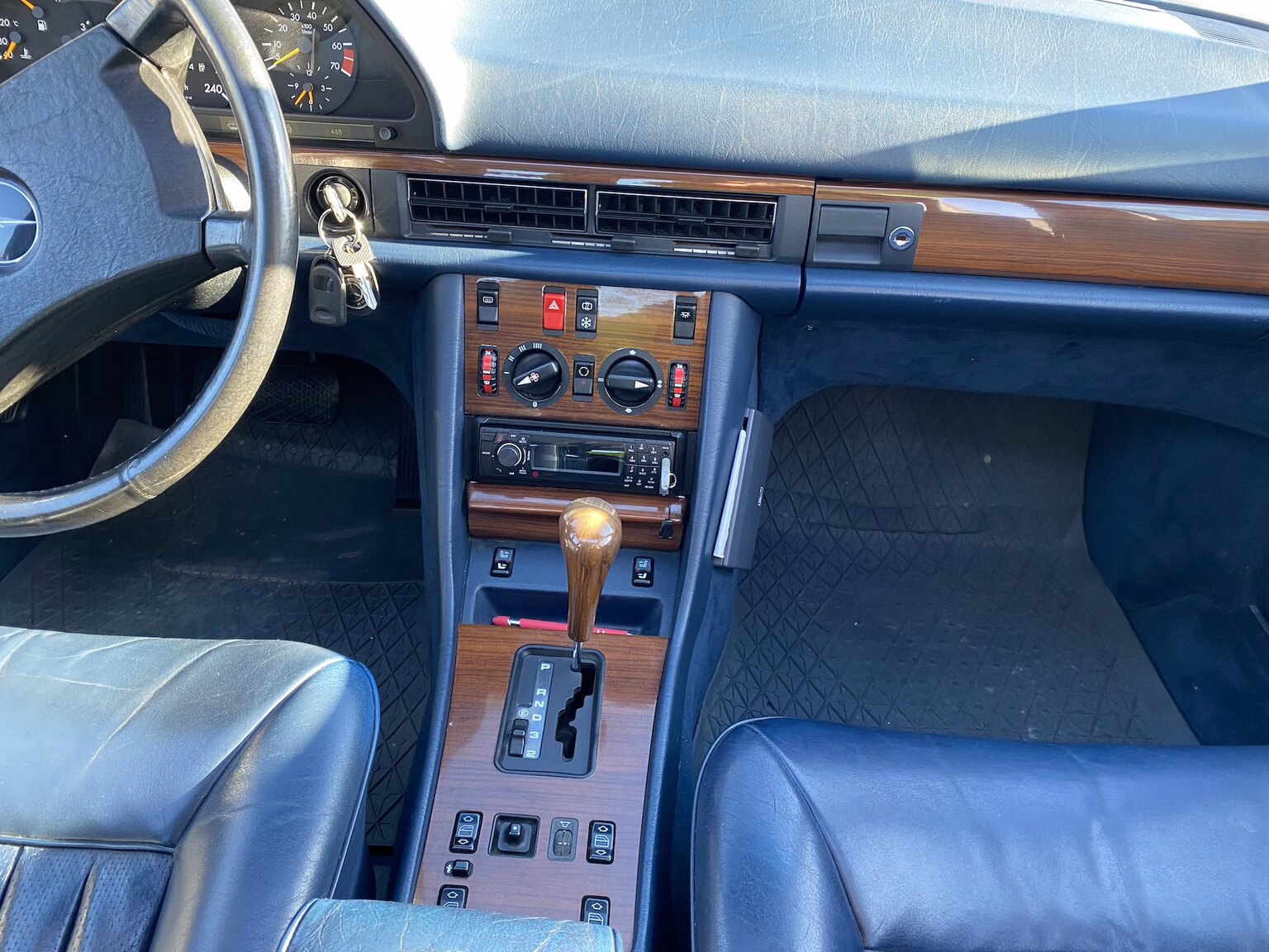 Innenraumfoto von 1988 Mercedes-Benz 300 SE