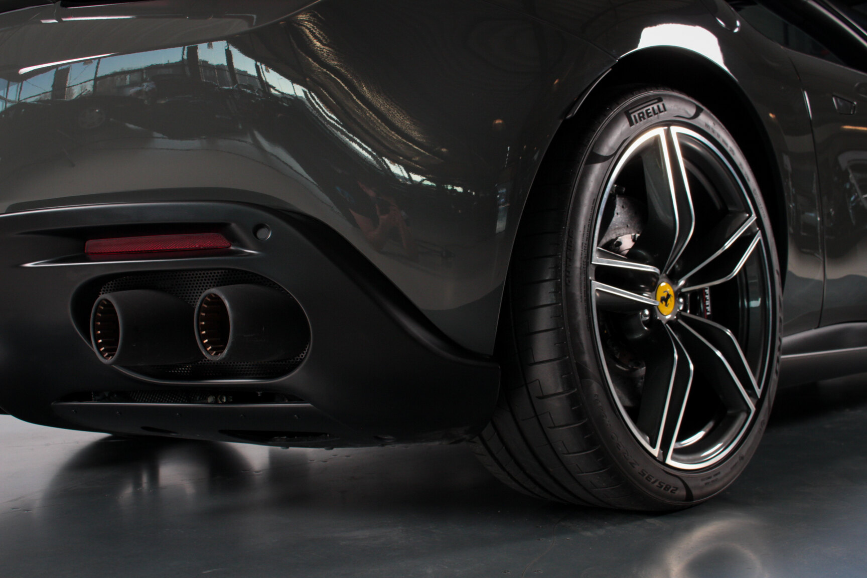 Exteriörbild på 2024 Ferrari Roma Spider