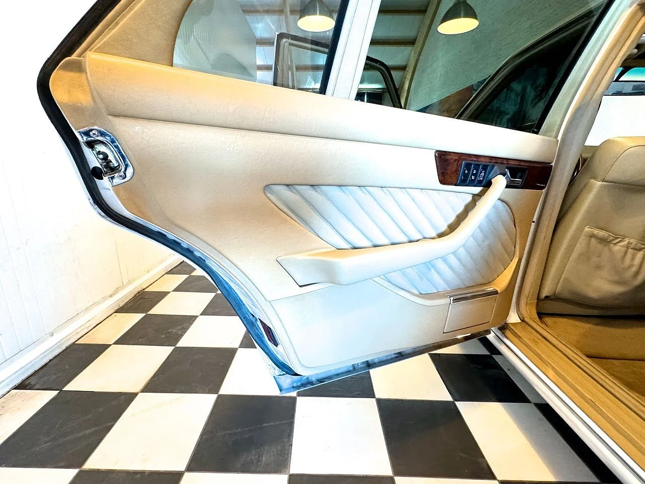 Bild von 1991 Mercedes-Benz S560 (20)