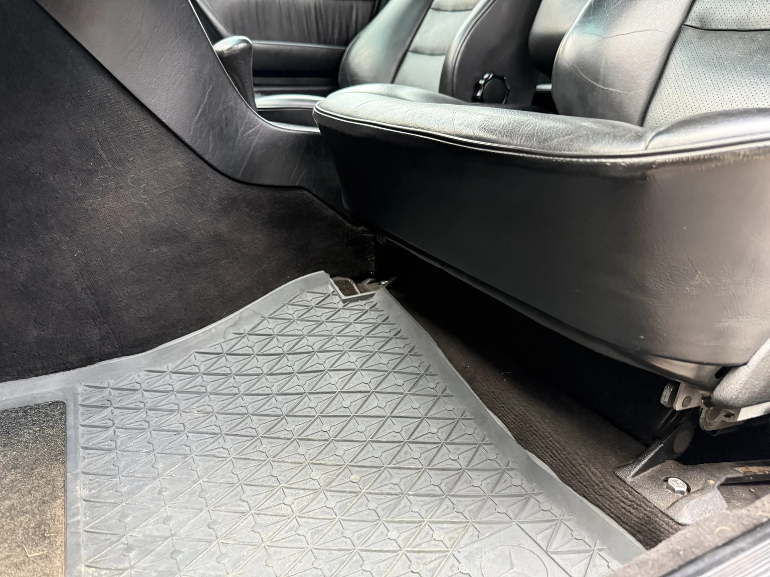 Interior image of 1994 Mercedes-Benz E 320 T (27)