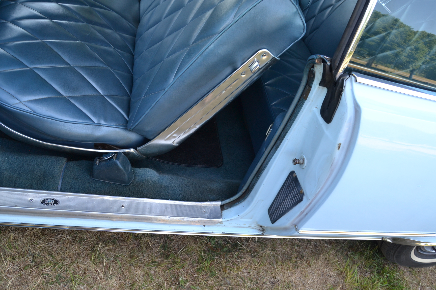 Interior image of 1970 Oldsmobile Ninety eight Convertible (44)