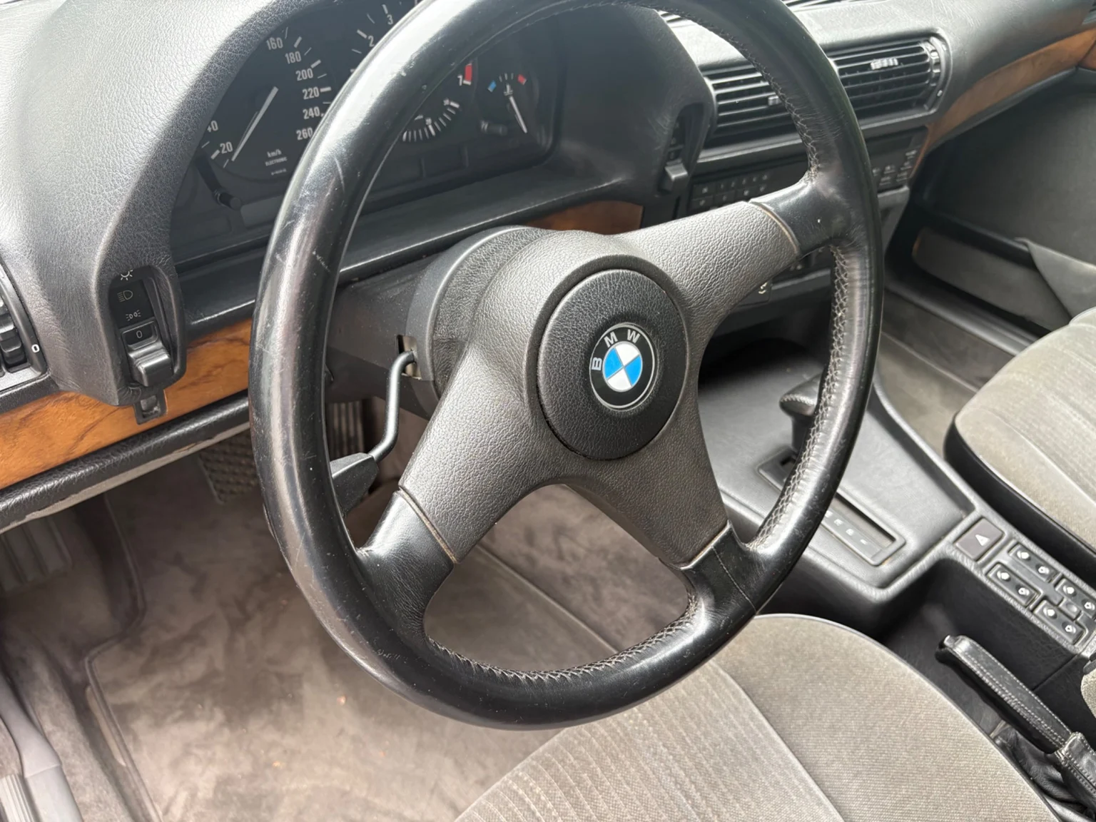 Interior image of 1988 BMW 730iA (82)