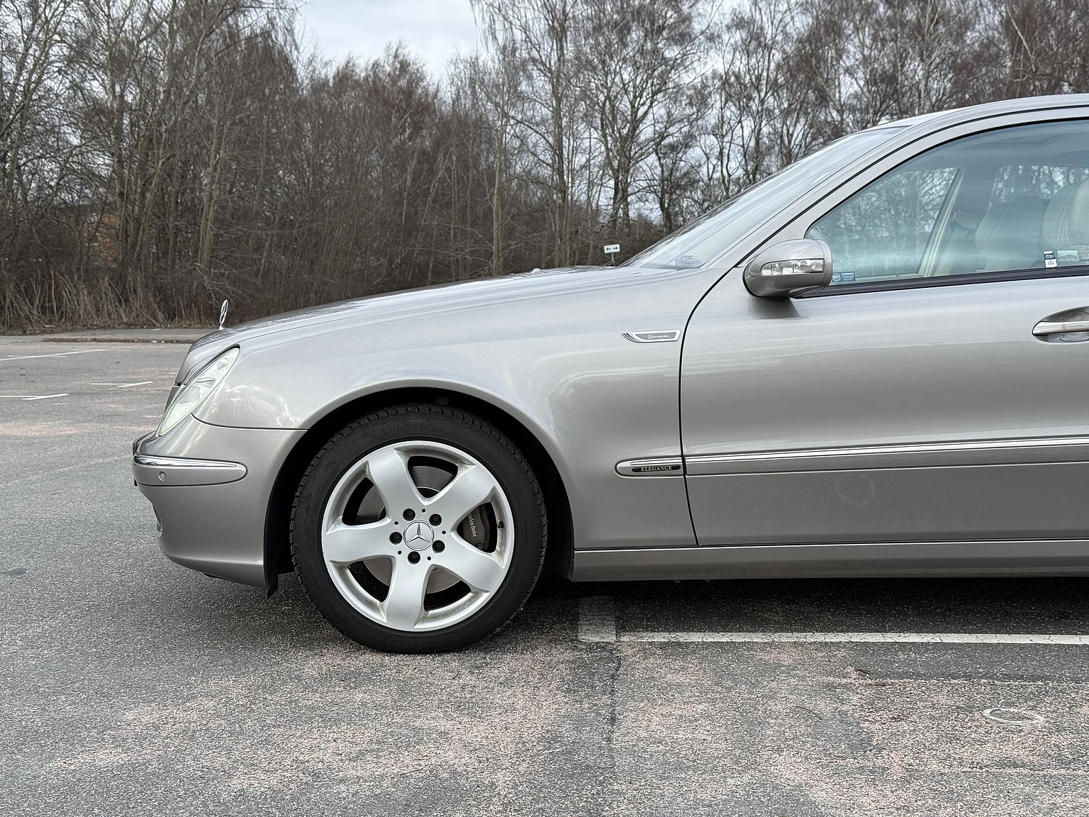 Exteriörbild på 2004 Mercedes-Benz E 500 7G-Tronic (32)