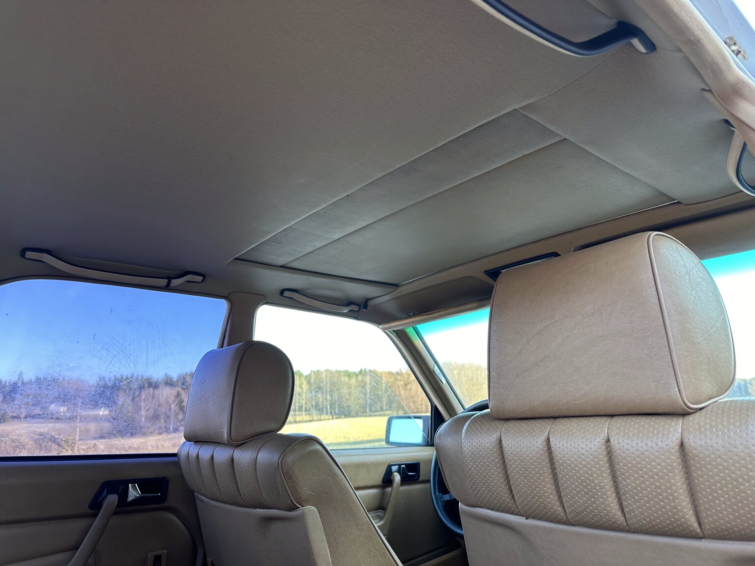 Innenraumfoto von 1988 Mercedes-Benz 190 E 2.3 (30)