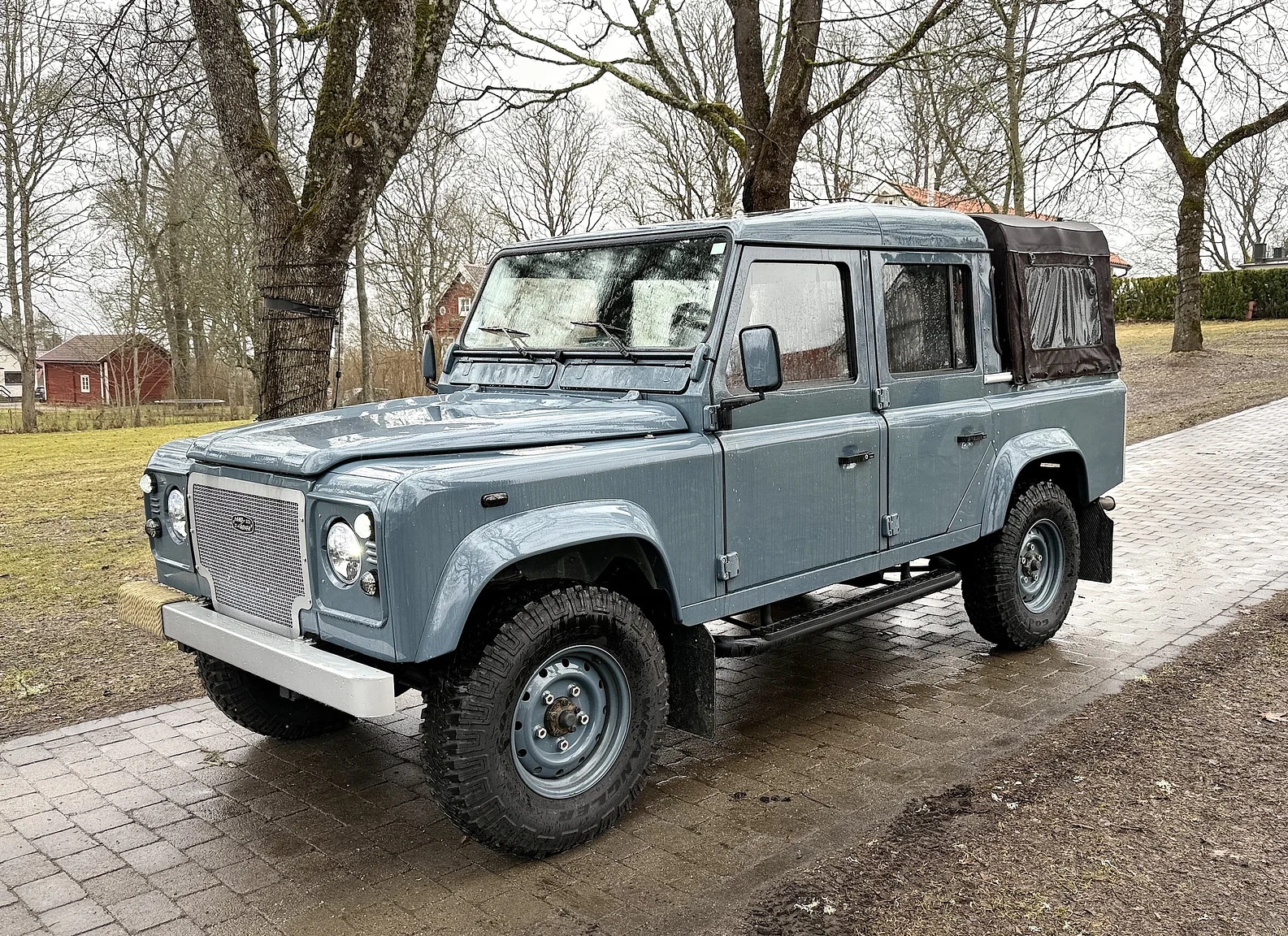 Exterior image of 2000 Land Rover Defender 110 C (8)