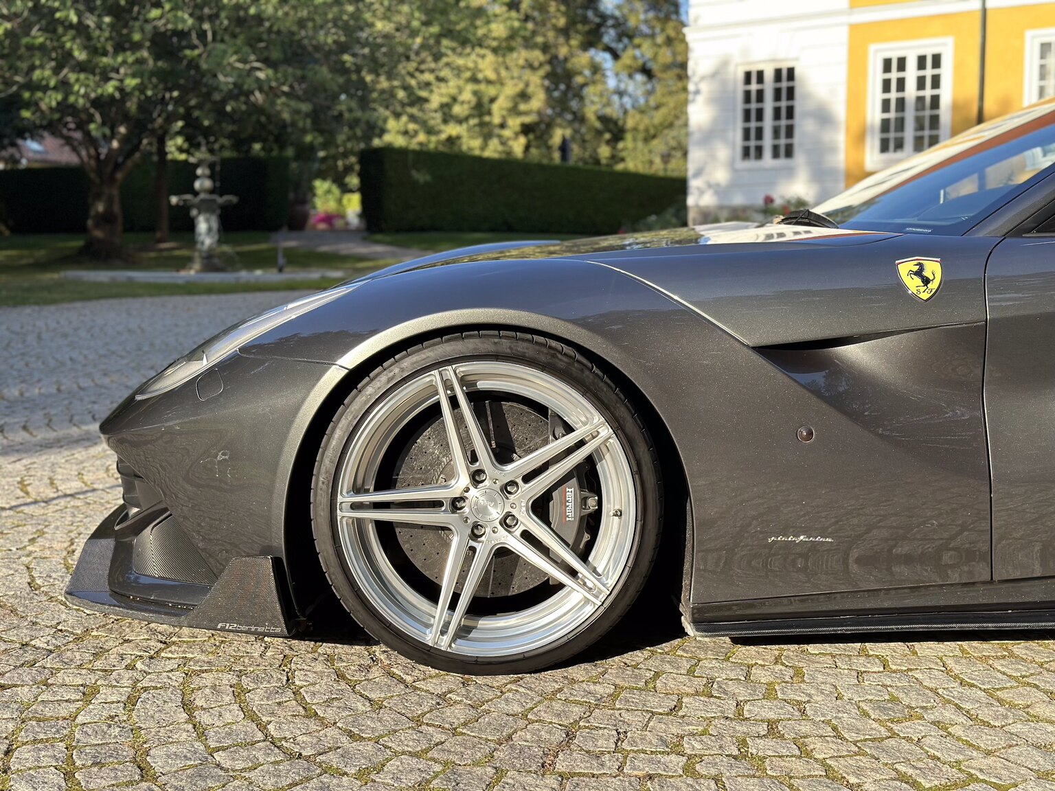 Exteriörbild på 2013 Ferrari F12 Berlinetta