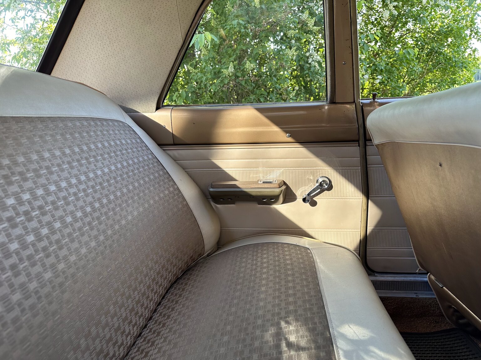 Interiörbild 1966 Plymouth Valiant 100 2-door Sedan