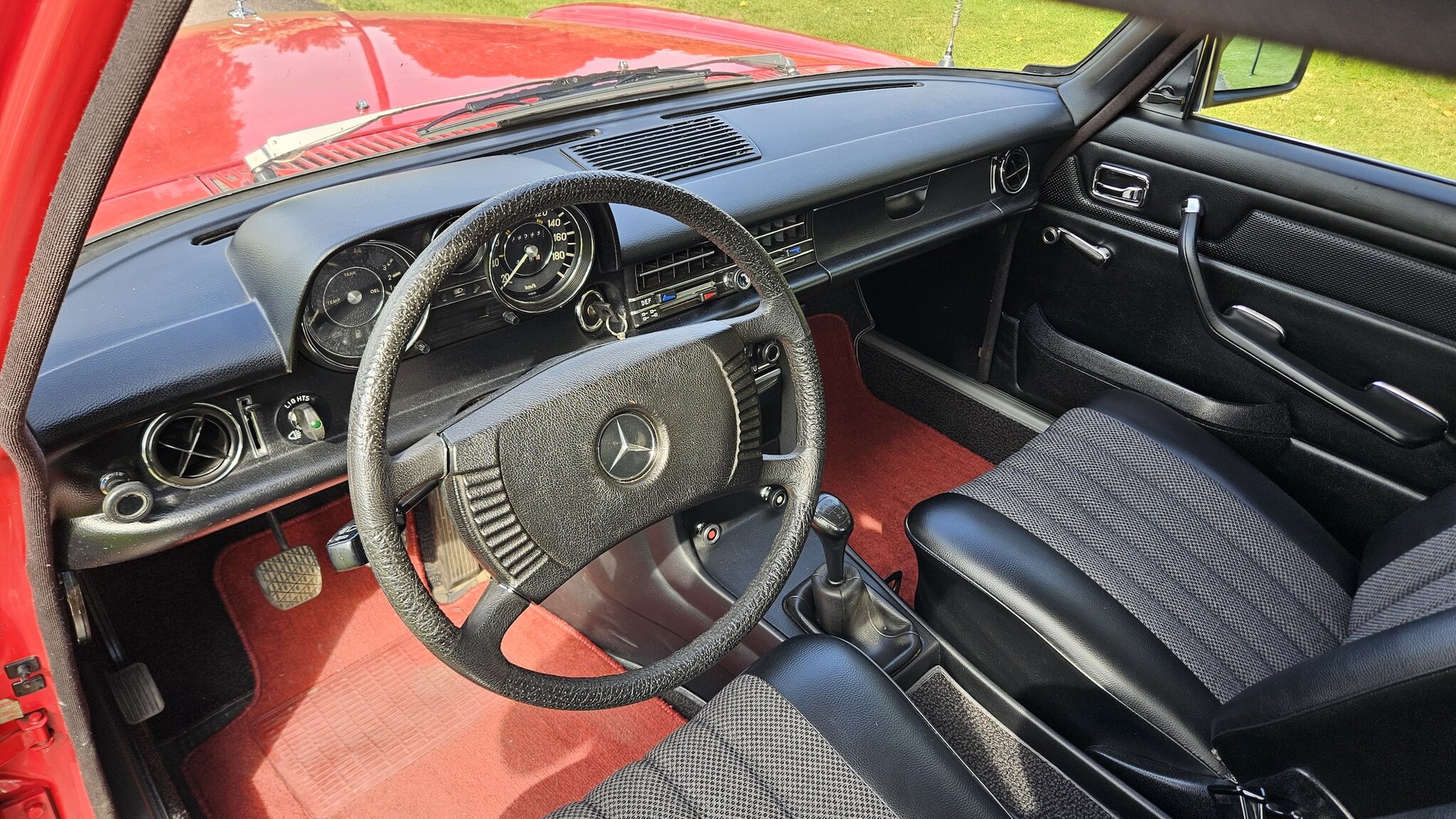 Interiörbild 1975 Mercedes-Benz 200