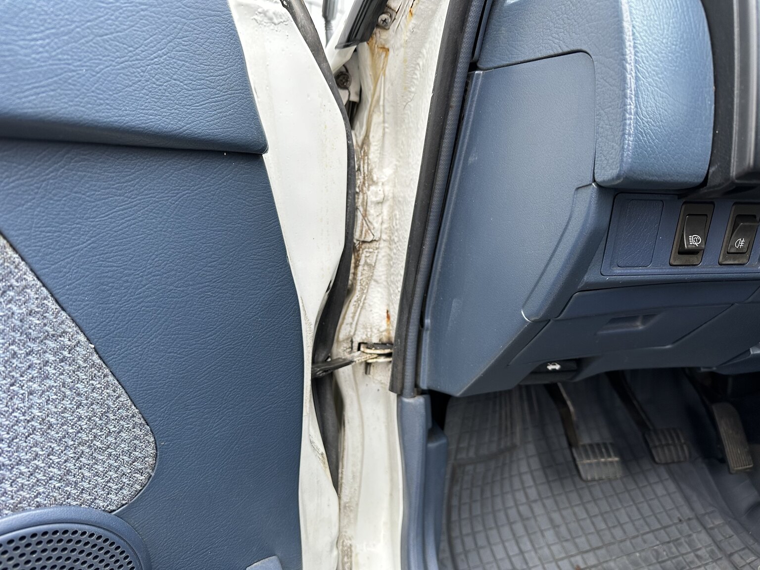 Interior image of 1988 Nissan Sunny (7)