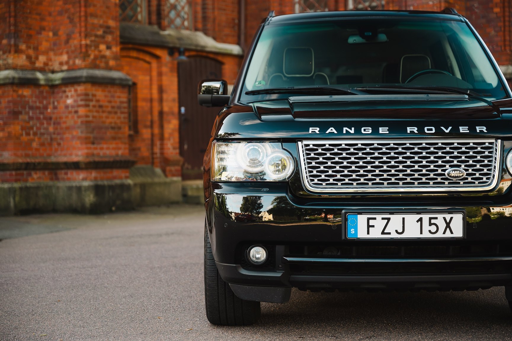 Exterior image of 2012 Range Rover 4.4 TDV8 Westminster 