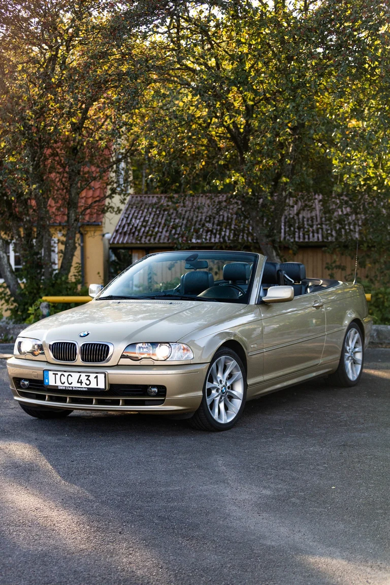 Exteriörbild på 2002 BMW 320Ci Convertible (1)