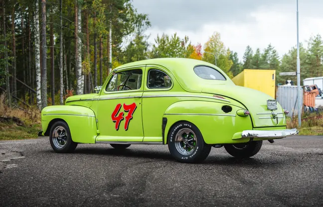 1947 Ford Deluxe Coupé Hot Rod Sidventils V8  – Exteriör