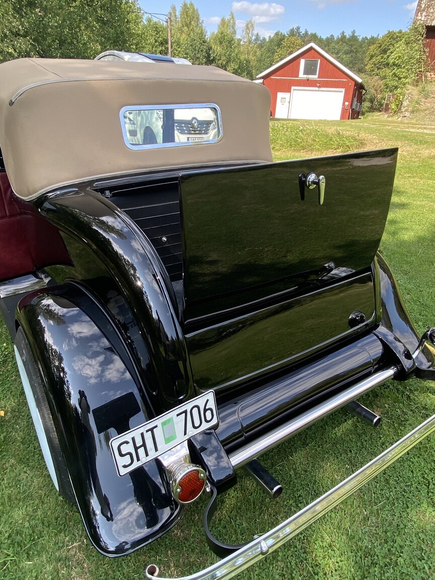 Exterior image of 1932 Ford 32 deuce sport coupé (Hot Rod)
