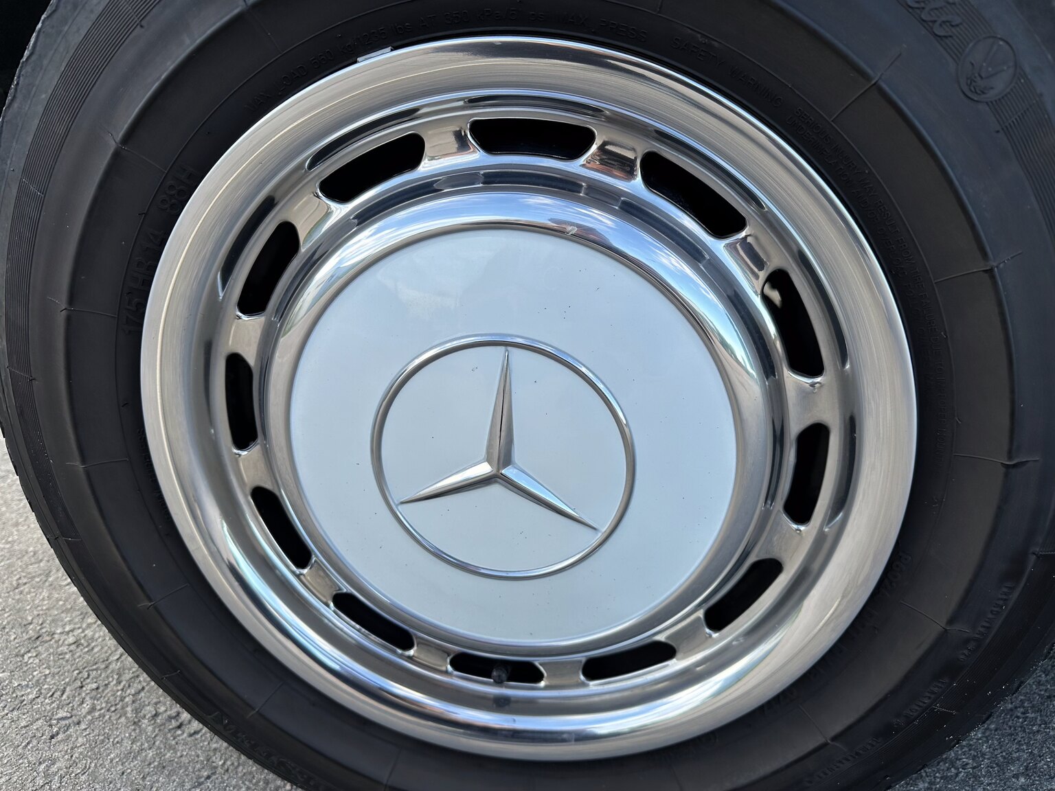 Aussenfoto 1975 Mercedes Benz 200