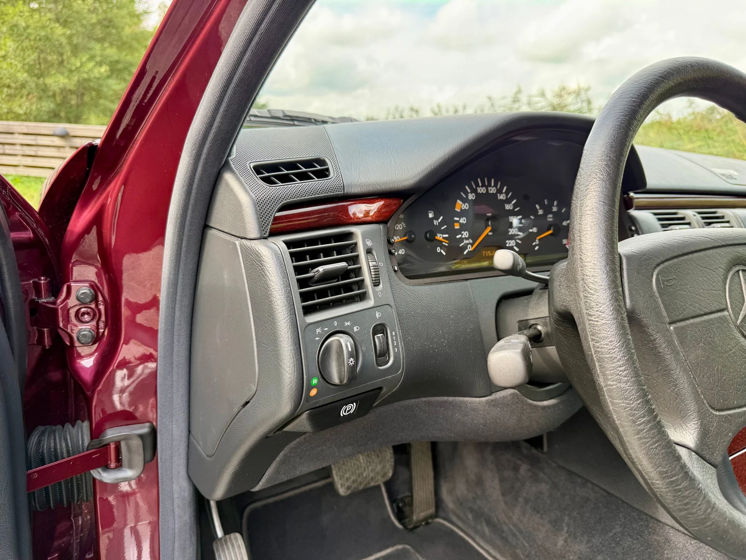 Interior image of 1997 Mercedes-Benz E 290 TD (6)