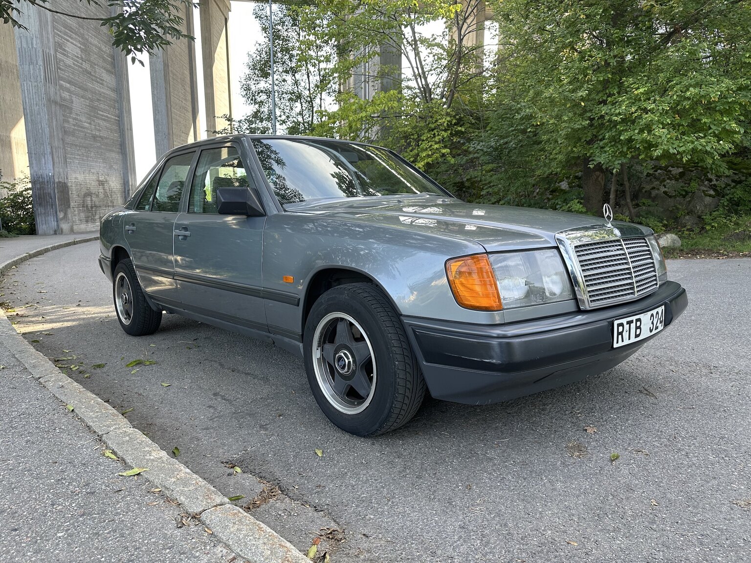 Exteriörbild på 1989 Mercedes-Benz 230E