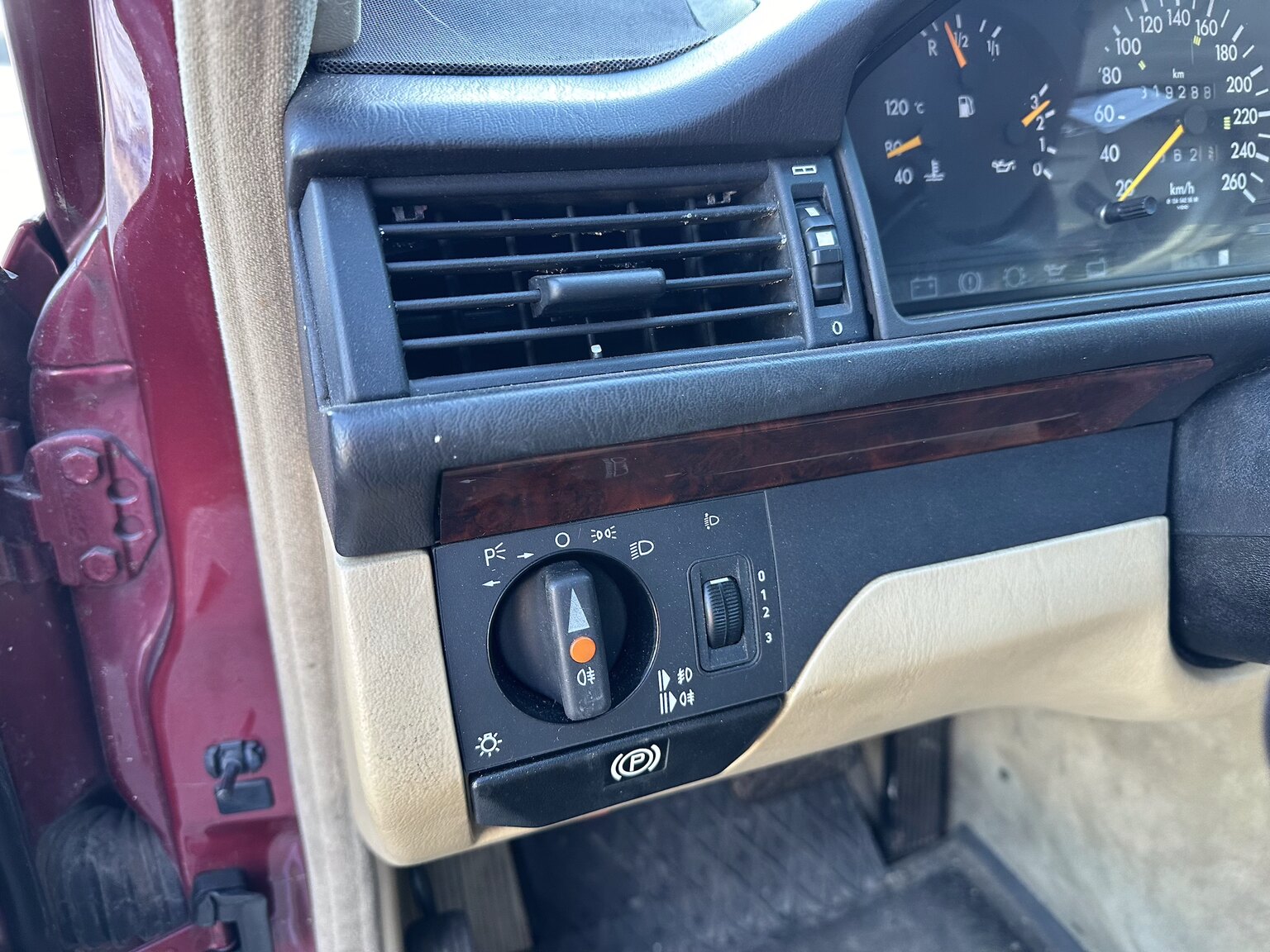 Interior image of 1992 Mercedes-Benz 300 TE-24