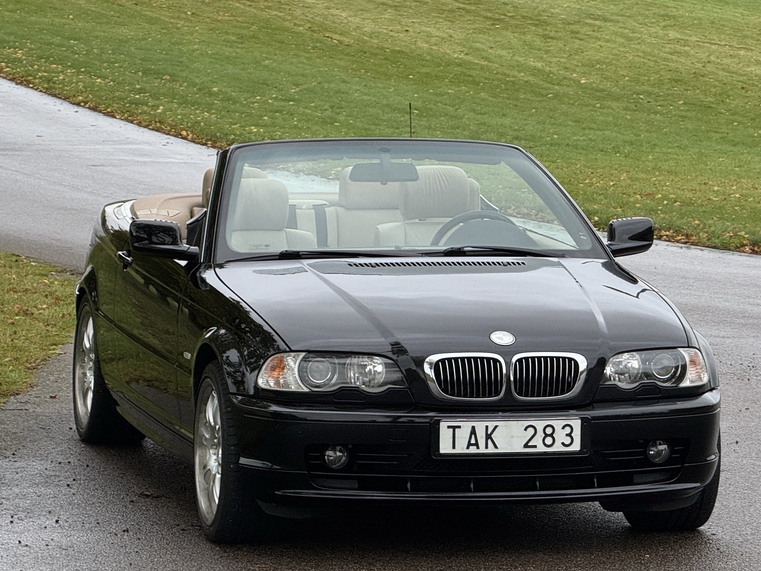 Exteriörbild på 2001 BMW 325IA CAB